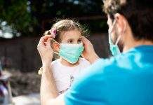 Reparto de 5.300 mascarillas en Sant Boi para el inicio escolar