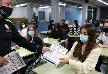 Estas son las normas que tienes que seguir para ir con patinete eléctrico en Sant Boi Policía repartiendo material informativo.