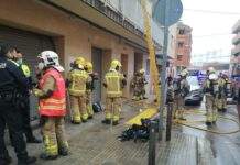 Un herido en el incendio de los bajos de un edificio en Sant Boi