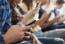 Una escuela de Sant Boi prohíbe el uso del móvil en el próximo curso