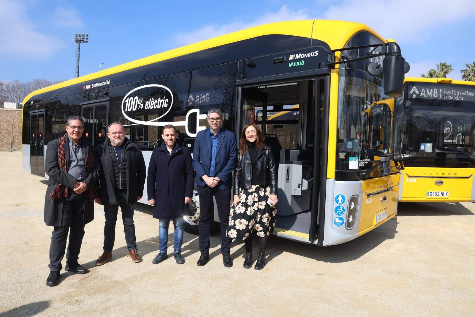 Las autoridades, poniendo ante uno de los nuevos buses