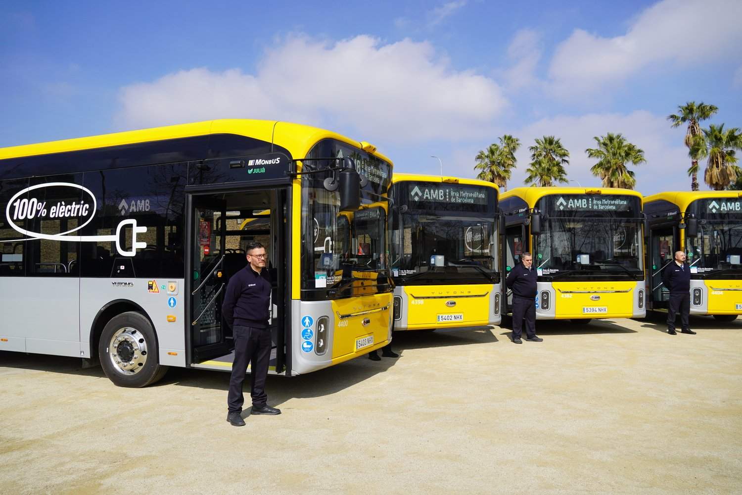 Los nuevos autobuses, en la plaza de la Agricultura