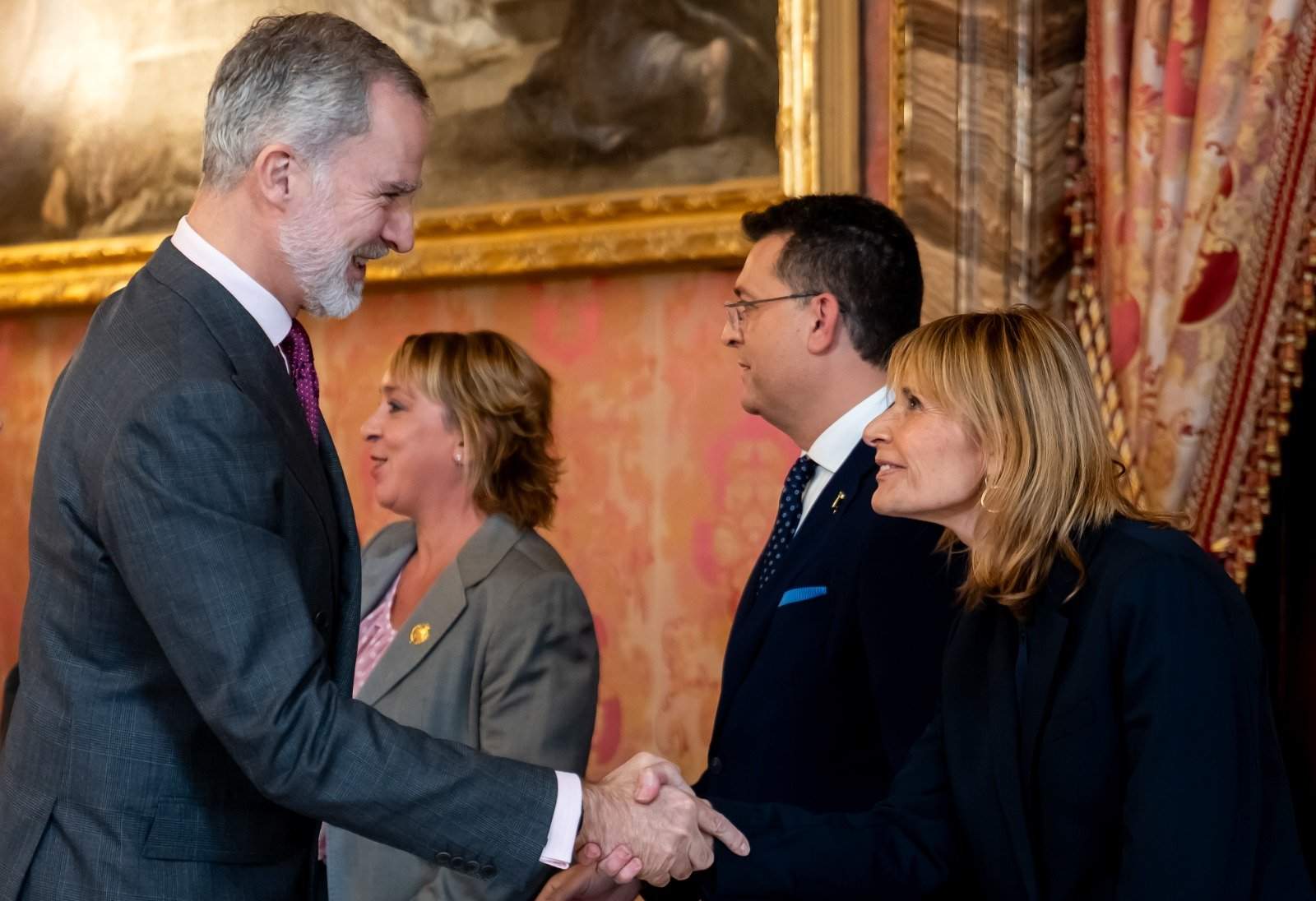 SM el Rey Felipe VI saluda a la alcaldesa Lluïsa Moret