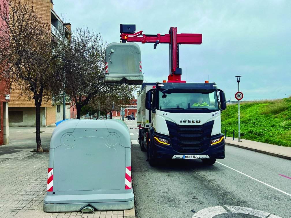 Uno de los nuevos camiones, en la zona del Parque Ambiental Torre de la Vila