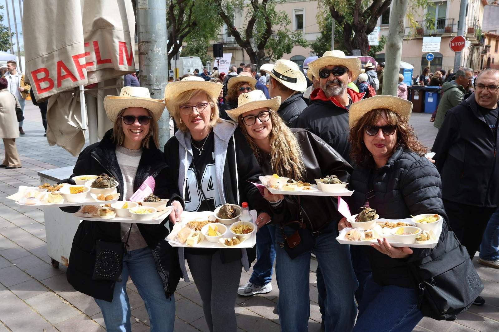 Cuatro mujeres ponen con sus platos alcachoferos