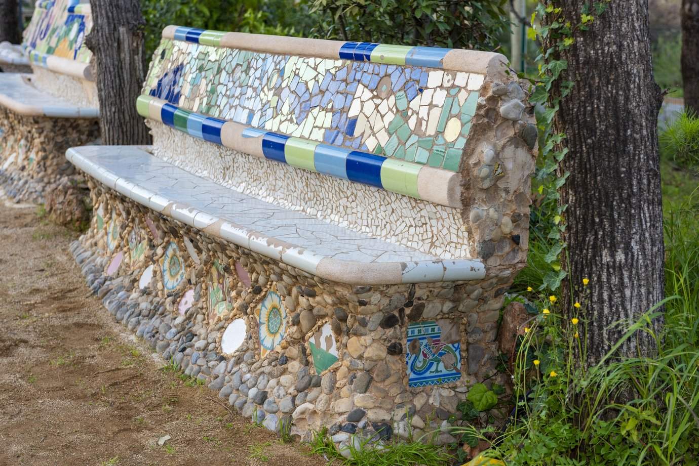 Uno de los bancos con quebradizo en el Jardín Invisible