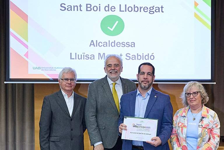 El concejal Alejandro Pérez recogió la certificación en nombre del Ayuntamiento de Sant Boi