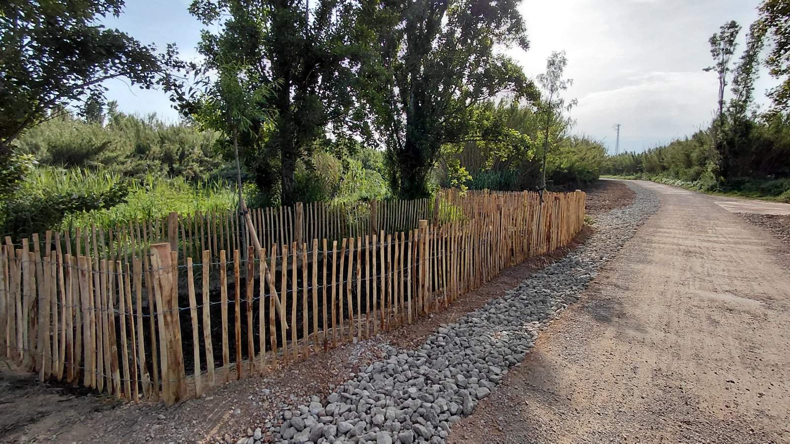 Drenaje natural en un tramo del río para evitar que se enfure