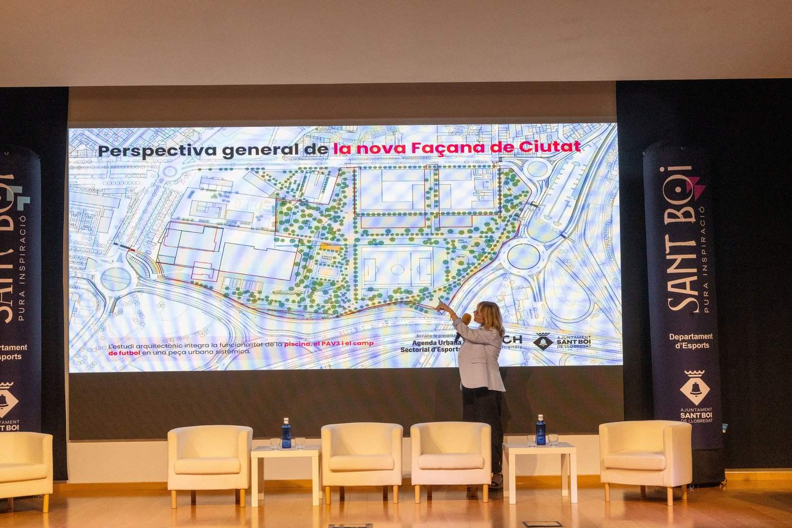 La alcaldesa ha presentado el proyecto de la nueva fachada de ciudad