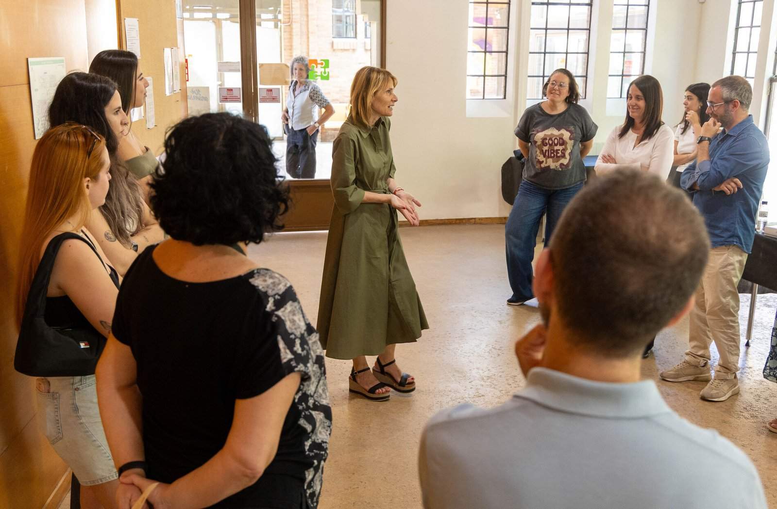 La alcaldesa, Lluïsa Moret, con participantes en el programa