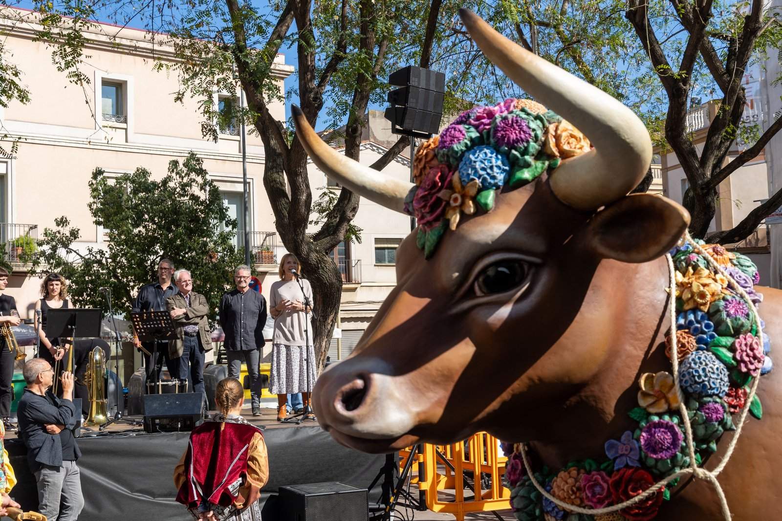 El Bou lleva flores en la cabeza y en el cuello