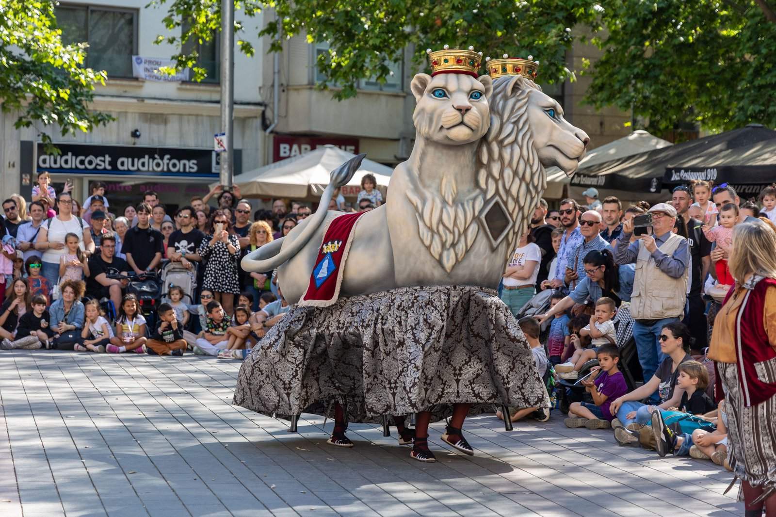 Baile del León durante un acto público