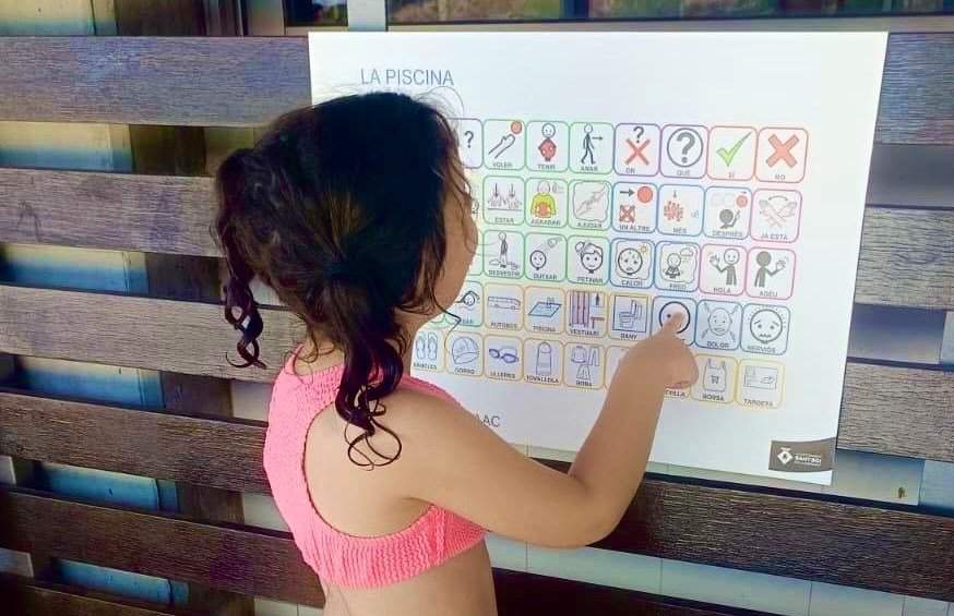 Una niña mira una secuencia de pictogramas en el primer día de la actividad
