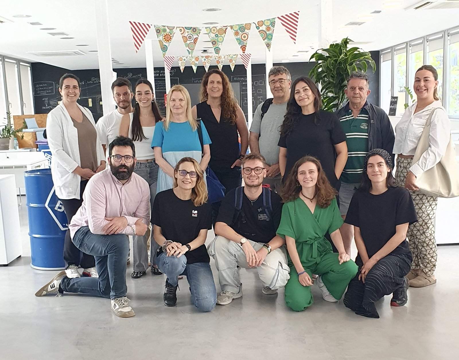 Foto de grupo con integrantes de la comunidad innovadora del Espai Beta